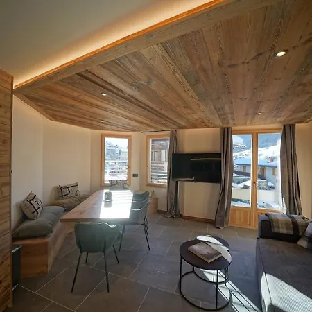 Coeur Du Village - Superbe Neuf Luxe Apartment *